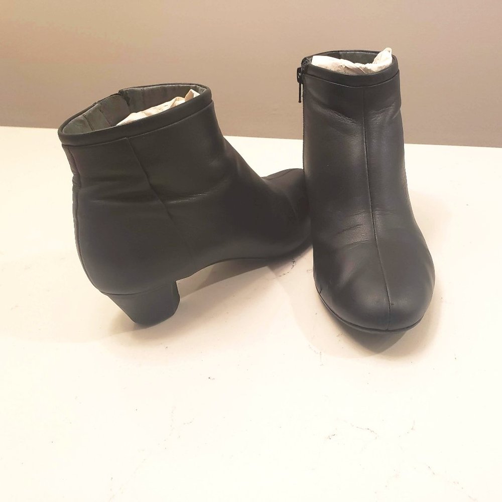 Camper low heel black leather side zip booties (40 / 10) GUC